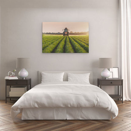 Canvas schilderij slaapkamer Rode Tractor op het Veld aan het Sproeien