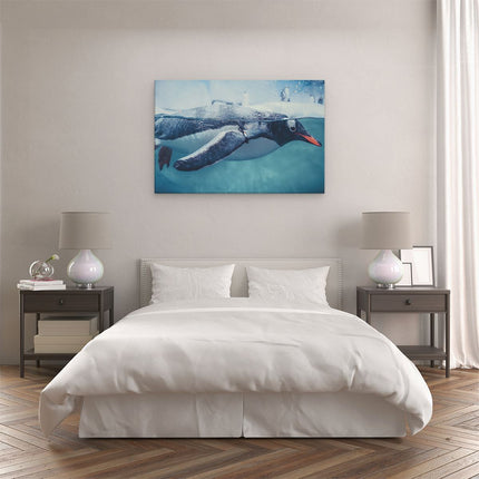 Canvas schilderij slaapkamer Pinguïn Zwemt in het Water