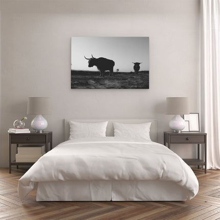 Canvas schilderij slaapkamer Twee Schotse Hooglanders op het Strand - Zwart Wit