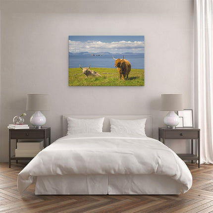 Canvas schilderij slaapkamer Twee Schotse Hooglanders bij een Meer