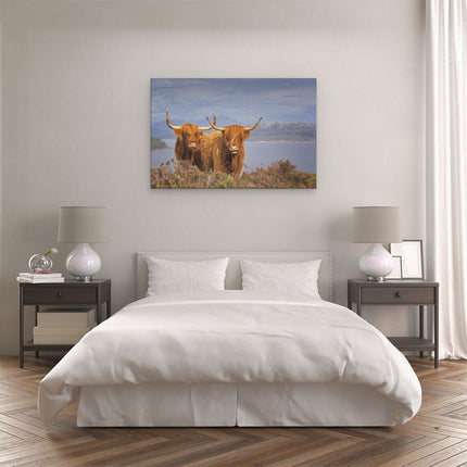 Canvas schilderij slaapkamer Twee Schotse Hooglanders bij een Meer