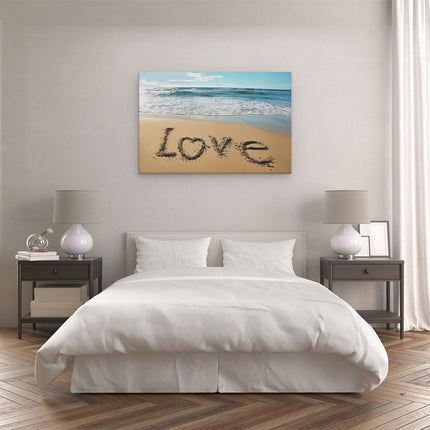Canvas schilderij slaapkamer Het Woord Liefde is Geschreven in het Zand op een Strand