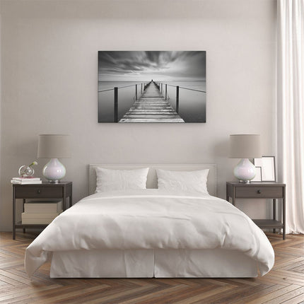 Canvas schilderij slaapkamer Persoon die op een Pier Staat onder een Bewolkte Hemel