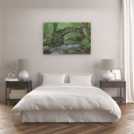 Canvas schilderij slaapkamer Stenen Brug over een Beekje in het Bos