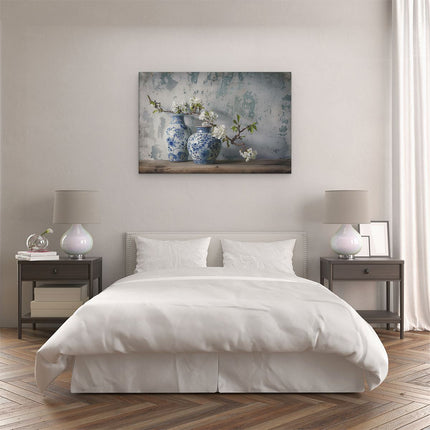 Canvas schilderij slaapkamer Twee Blauwe en Witte Vazen ​​Op een Houten Tafel
