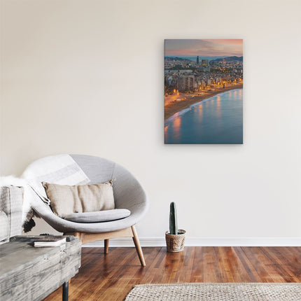 Canvas Schilderij Kamer Barcelona Strand met Stad bij Zonsondergang