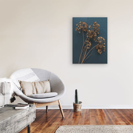 Canvas Schilderij Kamer Gedroogde Bloemen op een Blauwe Achtergrond