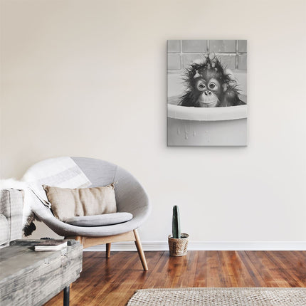 Canvas Schilderij Kamer Baby-Orang-Oetan Neemt een Bad in een Badkuip