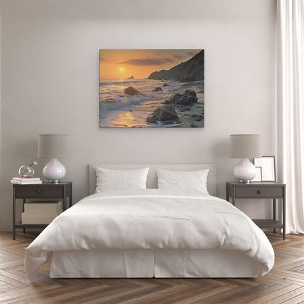 Canvas Schilderij Slaapkamer De Zon gaat onder boven een Rotsachtig Strand