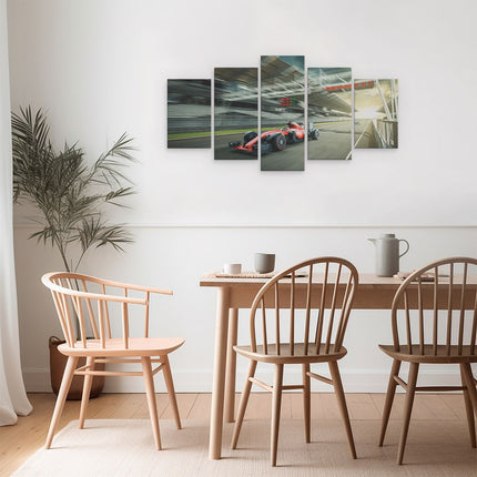 Schilderij vijfluik eetkamer formule 1 auto bij de finish in het rood