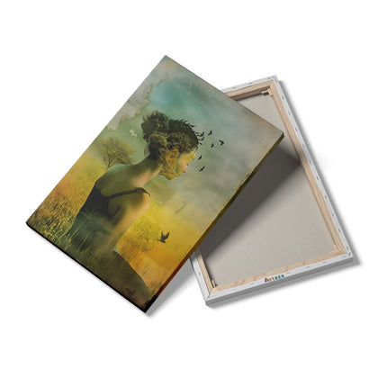 Canvas schilderij details Vrouw zit in een Veld met Vogels die Rond haar Hoofd Vliegen