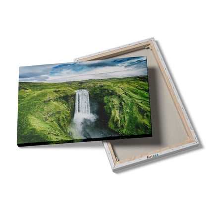 Canvas schilderij details Waterval In Het Groene Landschap