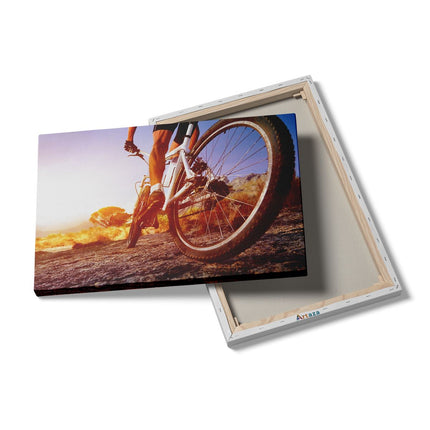 Canvas schilderij details Mountainbike Fietser op Stenen bij Zonsopgang