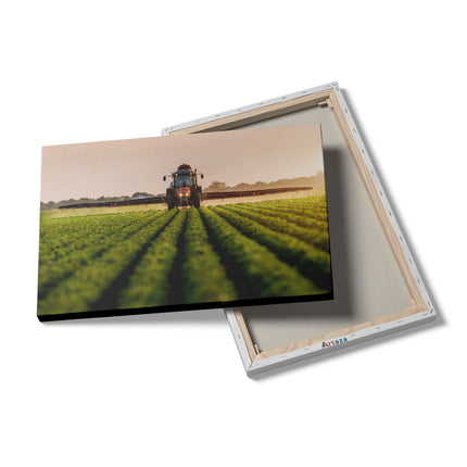 Canvas schilderij details Rode Tractor op het Veld aan het Sproeien