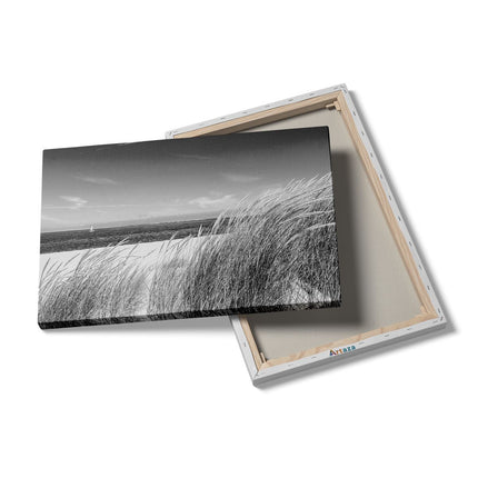 Canvas schilderij details Strand en Zee met een Zeilboot - Zwart Wit