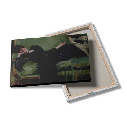 Canvas schilderij details Vrouw in een Zwarte Jurk Liggend op een Groene Bank