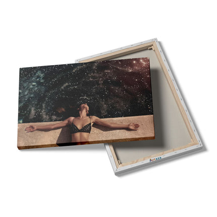 Canvas schilderij details Vrouw in een Bikini Liggend op de Rand van een Zwembad met haar Armen Uitgestrekt