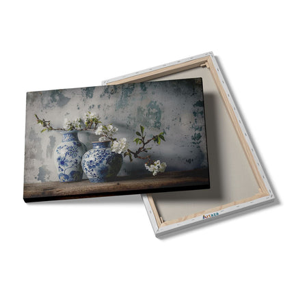 Canvas schilderij details Twee Blauwe en Witte Vazen ​​Op een Houten Tafel