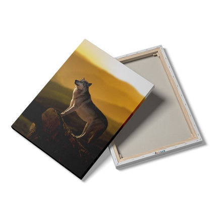 Canvas Schilderij Details Wolf Op Een Rots Met Een Heuvel Landschap