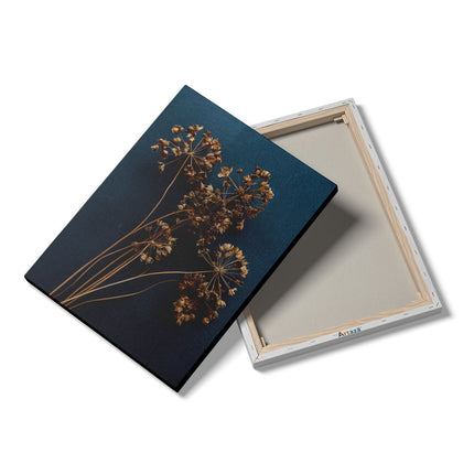 Canvas Schilderij Details Gedroogde Bloemen op een Blauwe Achtergrond