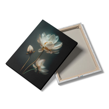 Canvas Schilderij Details Twee Witte Lotusbloemen op een Donkere Achtergrond