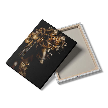 Canvas Schilderij Details Zwart en Goud Portret van een Vrouw met Bloemen op haar Hoofd
