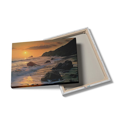 Canvas Schilderij Details De Zon gaat onder boven een Rotsachtig Strand
