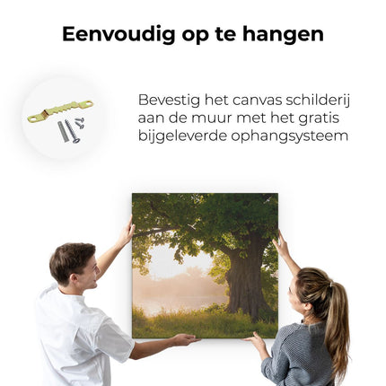 Canvas schilderij ophangen Eikenboom Aan Het Water Met Volle Bladeren