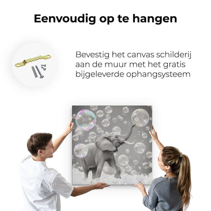 Canvas schilderij ophangen Olifant speelt met Zeepbellen