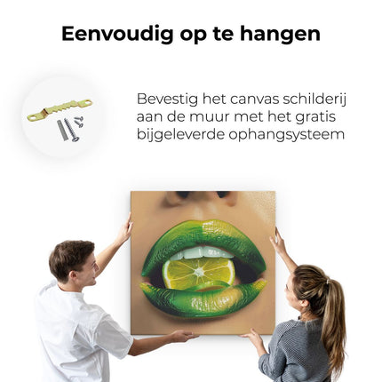 Canvas schilderij ophangen Vrouwenlippen met een Schijfje Limoen Erop