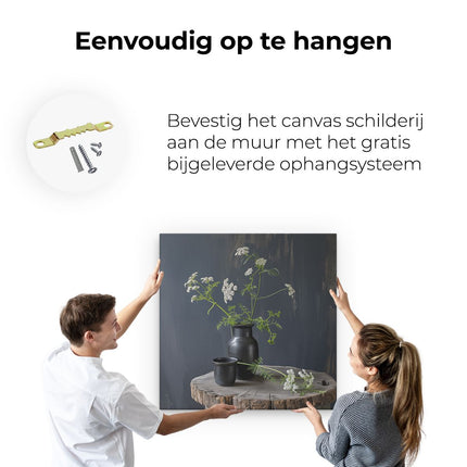 Canvas schilderij ophangen Twee Zwarte Vazen ​​Met Bloemen Bovenop een Houten Stronk