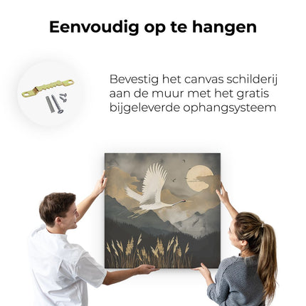 Canvas schilderij ophangen Witte Kraanvogel Vliegt 's Nachts over een Veld met Riet