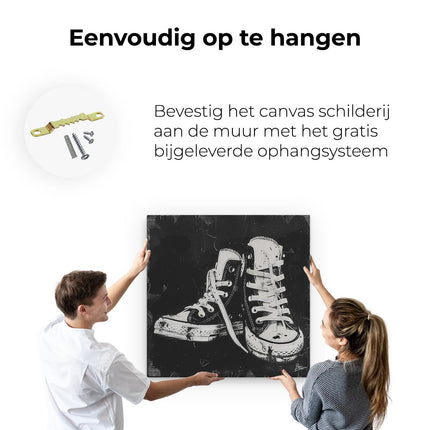 Canvas schilderij ophangen Paar Converse Schoenen op een Zwarte Achtergrond