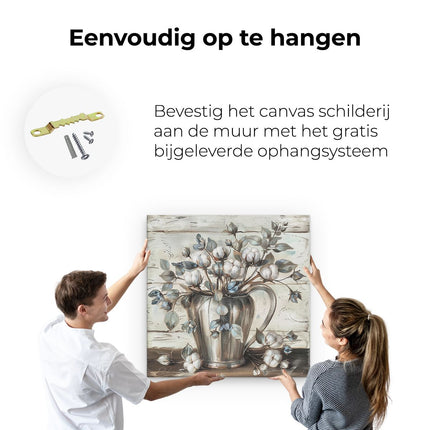 Canvas schilderij ophangen Kunstwerk van Bloemen in een Zilveren Kan op een Houten Tafel