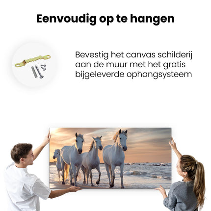 Canvas schilderij ophangen Witte Paarden Op Het Strand Bij Water