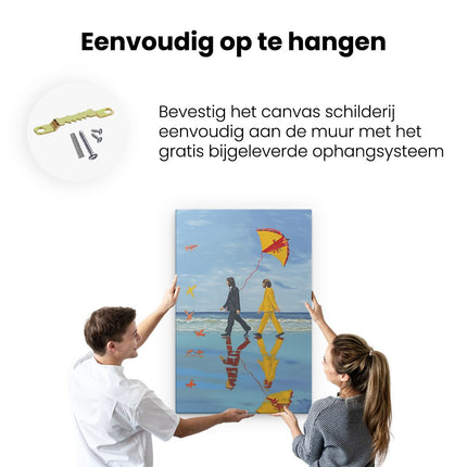 Canvas schilderij ophangen Twee Mensen die met een Vlieger over het Strand Lopen