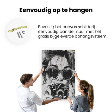 Canvas schilderij ophangen Vrouw met Zonnebril die een Camera Vasthoudt