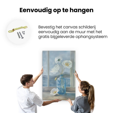 Canvas schilderij ophangen Witte Bloemen in een Blauwe Vaas op een Vensterbank