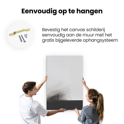 Canvas schilderij ophangen Zwart Wit Beeld van een Man die op een Heuvel Staat