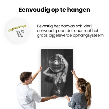 Canvas schilderij ophangen Vrouw die een Discobal Vasthoudt