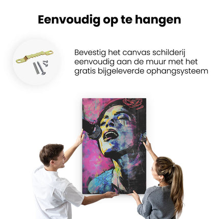 Canvas schilderij ophangen Vrouw Zingt in een Microfoon