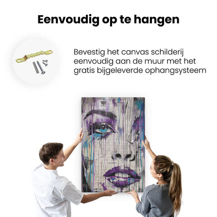 Canvas schilderij ophangen Kunstwerk van een Vrouw met Paarse Verf op haar Gezicht