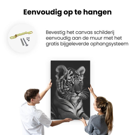 Canvas schilderij ophangen Zwart Witfoto van een Tijgerwelp