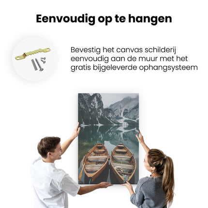 Canvas schilderij ophangen Twee Houten Boten aan de Oever van een Meer