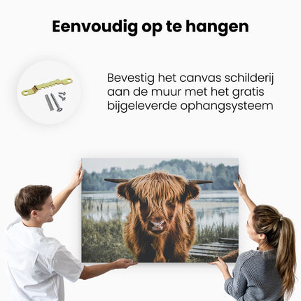 Canvas schilderij ophangen Schotse Hooglander Koeienkop Bij Een Meer