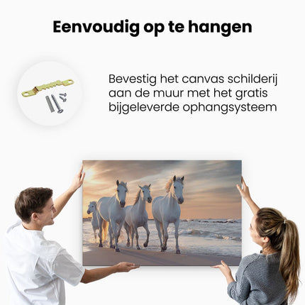 Canvas schilderij ophangen Witte Paarden Op Het Strand Bij Water