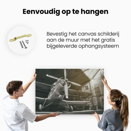 Canvas schilderij ophangen Oud Vliegtuig In Een Hangar - Zwart Wit