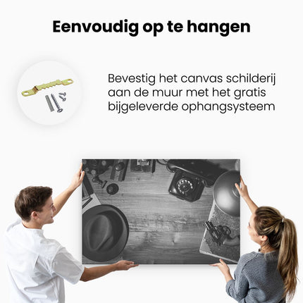 Canvas schilderij ophangen Oude Bureau Tafel Met Een Pistool En Een Hoedje