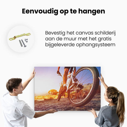 Canvas schilderij ophangen Mountainbike Fietser op Stenen bij Zonsopgang