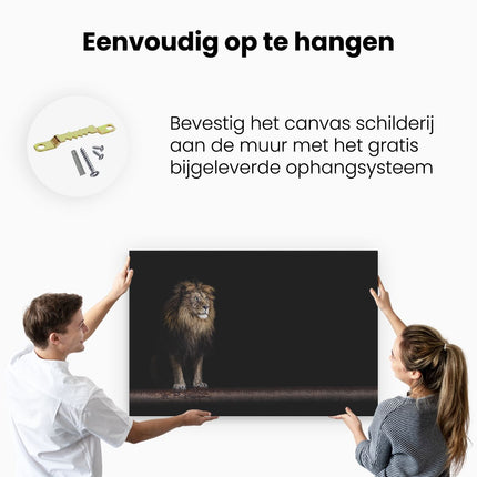 Canvas schilderij ophangen Leeuw met Groene Ogen op een Boomstronk